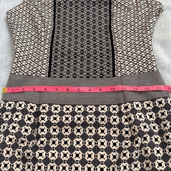 Maggie London contemporary dress with chartreuse green piping on the collar. - Picture 7 of 13